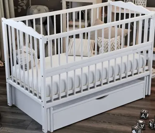 Patut Kuzya Anghelina Alb pe balansoar cu sertar