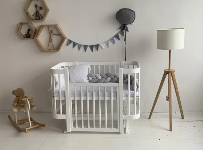 Pătuț Kuzya Miya White pe balansoar